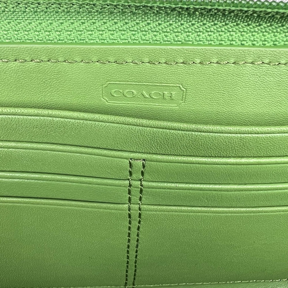 Coach Vintage Vibrant Green Wristlet Wallet Silver Accents NWOT Never Used RARE - Picture 10 of 14